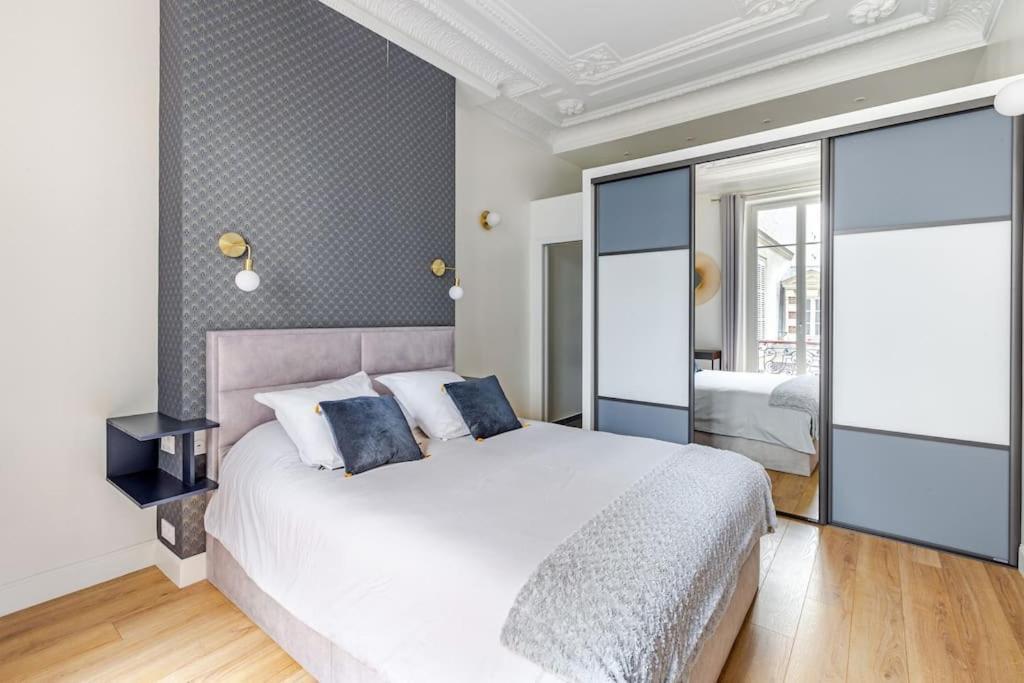 Newly Renovated Near La Madeleine * Parijs