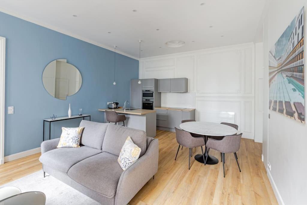 Newly Renovated Near La Madeleine * Parijs