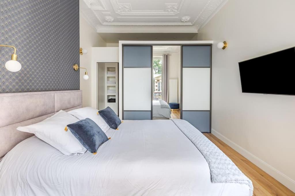 Newly Renovated Near La Madeleine * Parijs