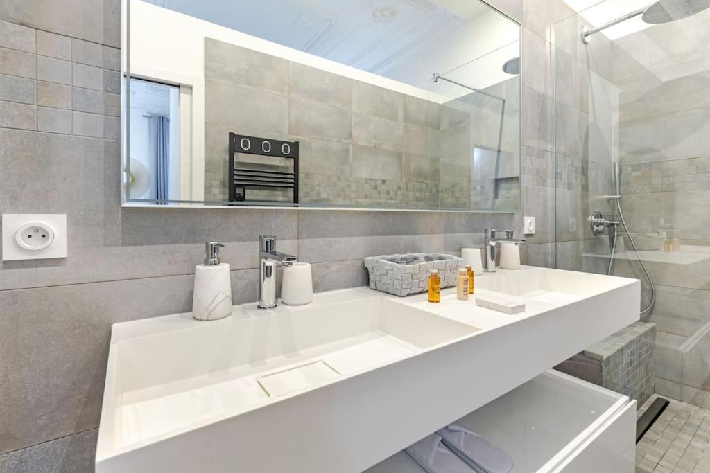 Newly Renovated Near La Madeleine Appartement Parijs